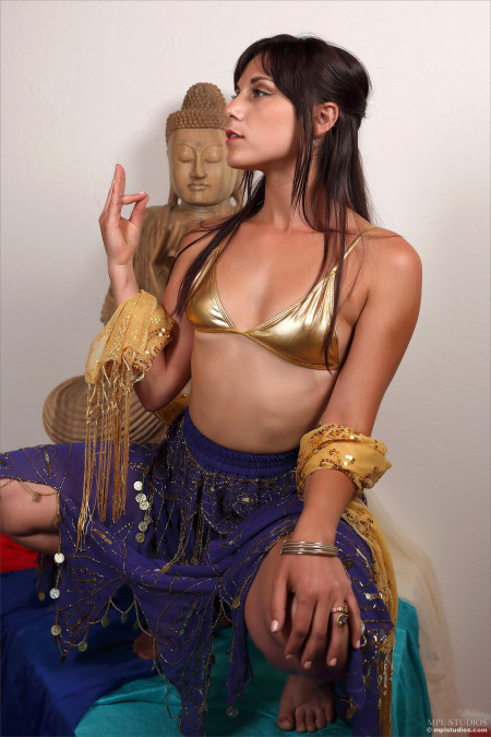 Изысканная Элена: фотосессия в студии