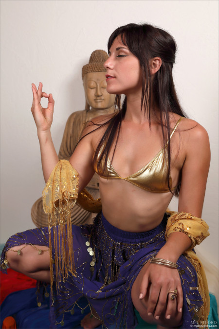 Изысканная Элена: фотосессия в студии