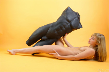 Изящная блондинка в натуральной красе