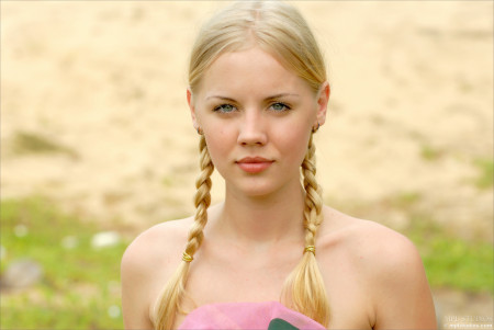 Счастливое летнее позирование Сары А