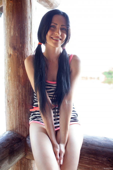 Летний отдых в природе: девушка Джанелл А