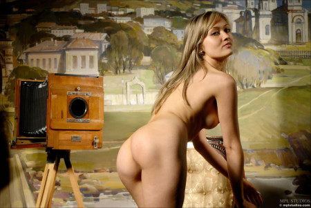 Соблазнительная улыбка блондинки в фотостудии