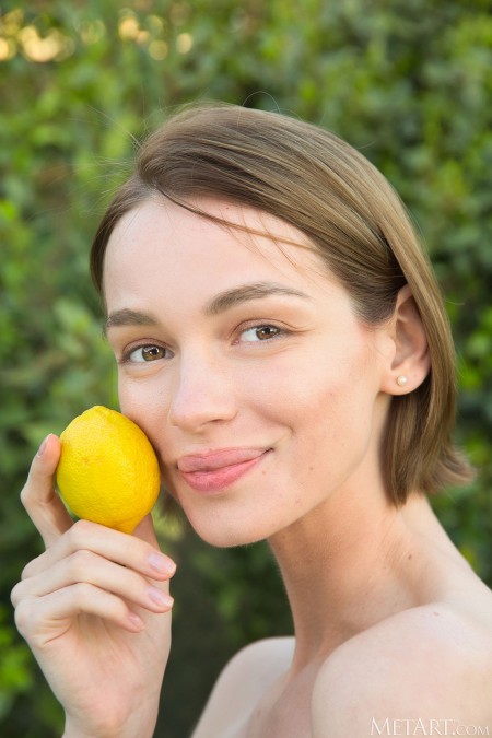 Летнее наслаждение: Ами Молоко голая и счастливая